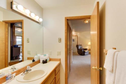 a bathroom with a sink and a mirror at Starpoint Getaway in Bronx