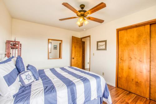 Ένα ή περισσότερα κρεβάτια σε δωμάτιο στο Bay Bridge Beach House