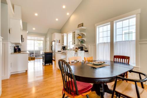 a kitchen and dining room with a table and chairs at Bonnie Dune in Manzanita
