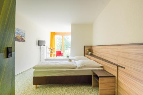 Ein Bett oder Betten in einem Zimmer der Unterkunft Ammerseehäuser