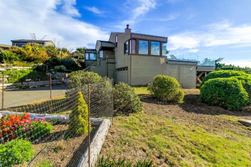 una casa con una recinzione davanti di Friederichs' Beach House a Manchester