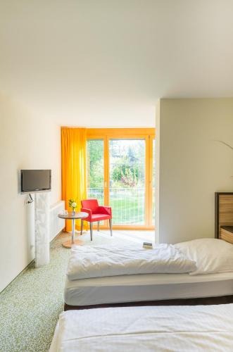 Ein Bett oder Betten in einem Zimmer der Unterkunft Ammerseehäuser