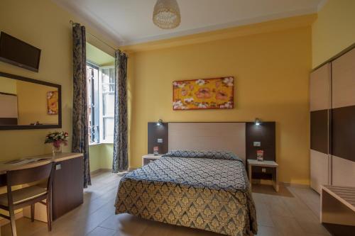 Un dormitorio con una cama, una mesa y un escritorio. en Alex Place, en Roma