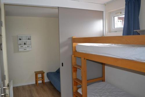 Etagenbett in einem kleinen Zimmer mit kleinem Stuhl in der Unterkunft Appartement pied des pistes 4 à 6 pers - Les Deux-Alpes in Les Deux Alpes