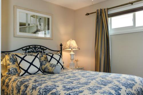 um quarto com uma cama e uma janela em La Jolla Cottage em San Diego