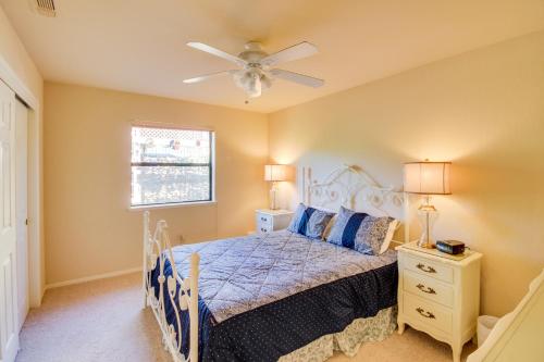 - une chambre avec un lit et un ventilateur de plafond dans l'établissement Point View Retreat (08/108), à Groveland