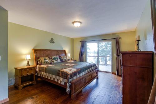 Un dormitorio con una cama grande y una ventana en Rockford Retreat, en Rockford Bay