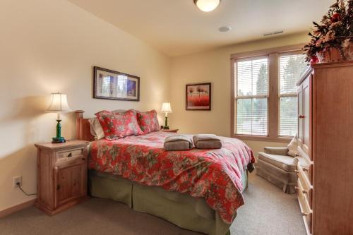 a bedroom with a bed and a dresser and a window at 23 Fremont Crossing Sunriver in Sunriver