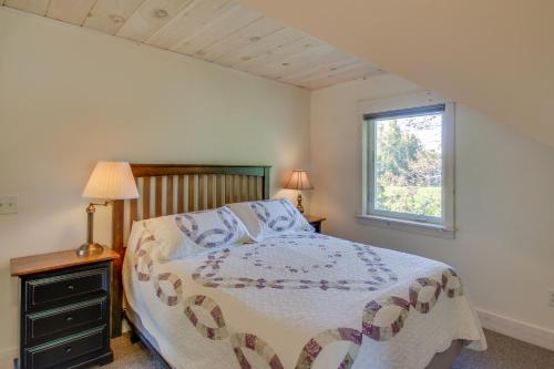 Schlafzimmer mit einem Bett und einem Fenster in der Unterkunft North End Nook in North Hero