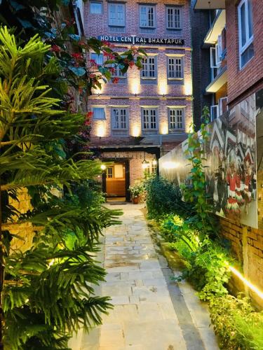 バクタプルにあるHotel Central Bhaktapurの植物の前の通路