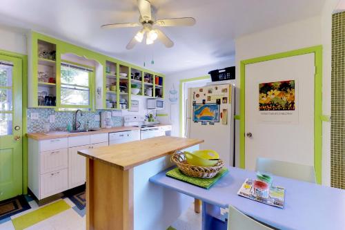 cocina con paredes verdes y ventilador de techo en Sunset Meadows, en Oak Bluffs