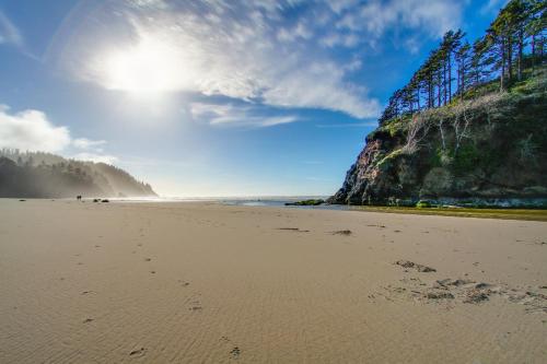 a view of a beach with a cliff at White Wing in Neskowin