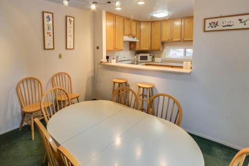 A kitchen or kitchenette at Carnelian Woods Sanctuary