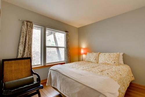 um quarto com uma cama, uma janela e uma cadeira em Netarts Bay and Ocean Views em Netarts