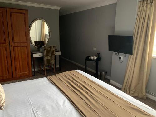 Postel nebo postele na pokoji v ubytování Barons Court Hotel Walsall