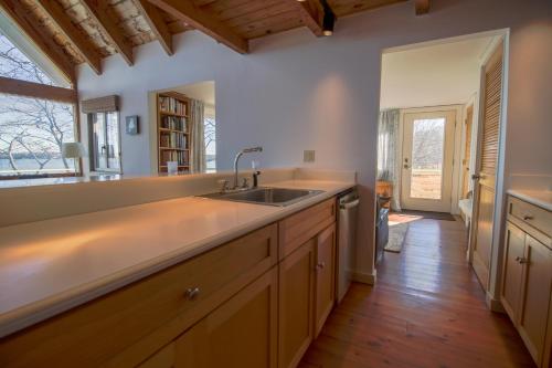 een keuken met een wastafel en een houten vloer bij The Eagle's Nest in Waldoboro