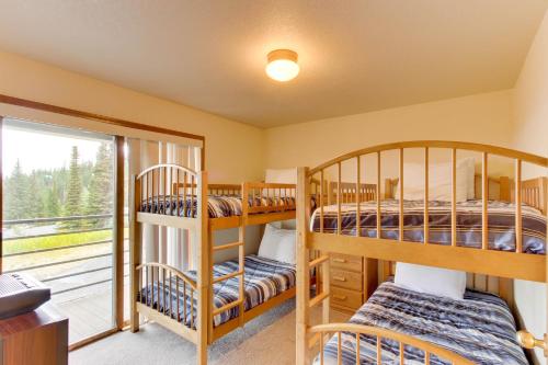 two bunk beds in a room with a window at Starpoint Getaway in Bronx