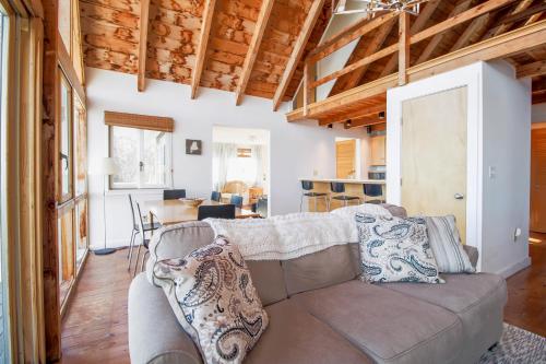 a living room with a couch and a kitchen at The Eagle's Nest in Waldoboro