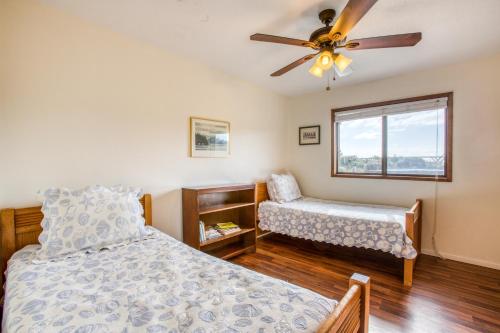 una camera con 2 letti e un ventilatore a soffitto di Bay Bridge Beach House a Waldport