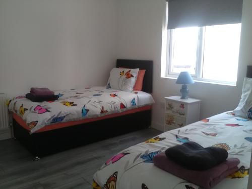 sypialnia z 2 łóżkami i 2 oknami w obiekcie Casa Tara w mieście Lahinch
