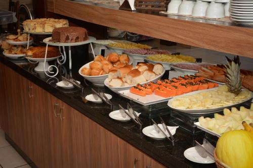 a buffet line with many different types of food at HsHotelaria - Filial Bombinhas in Bombinhas