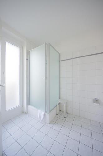 Ein Badezimmer in der Unterkunft Ammerseehäuser