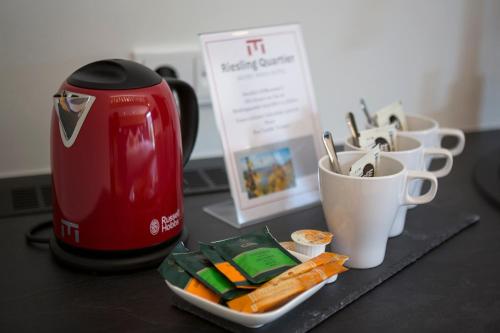 Rieslingquartier - Mosel Wein Hotelにあるコーヒーまたはお茶