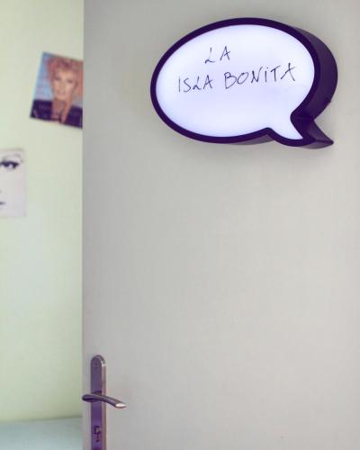 a speech bubble sign on a white wall at Ruta 80 Hostel in Brno