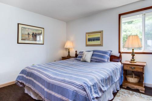 - une chambre avec un lit, deux lampes et une fenêtre dans l'établissement At The Seaside, à Lincoln Beach