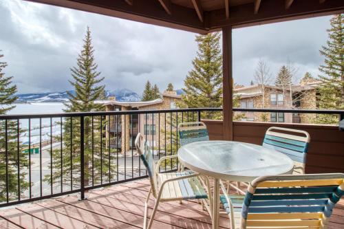 a patio with a table and chairs on a balcony at Lakeview Marina Place in Dillon