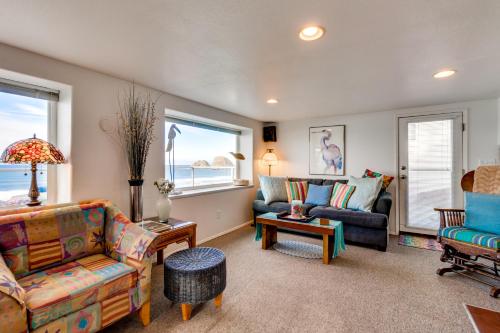 a living room with two couches and a table at Hale Kaalawai in Oceanside