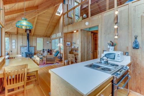 Port LudlowにあるShanty Tooのキッチン、リビングルーム(コンロ、テーブル付)