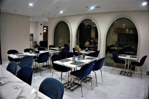 CREVICE HOTEL tesisinde bir restoran veya yemek mekanı