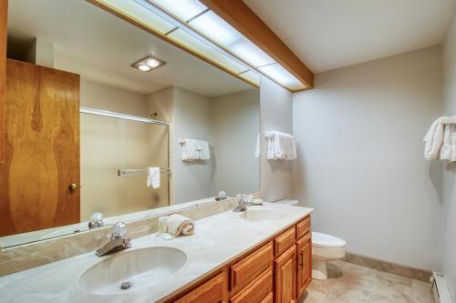 a bathroom with two sinks and a mirror and a toilet at Lakeview Marina Place in Dillon