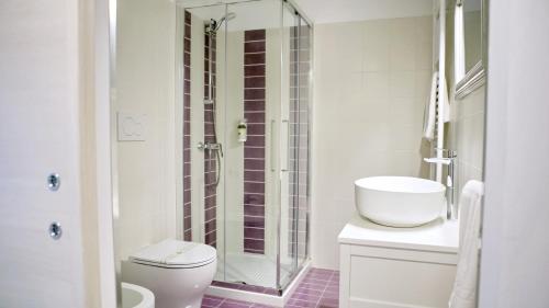 a bathroom with a shower and a toilet and a sink at Il nido dei gufi in San Maurizio Canavese