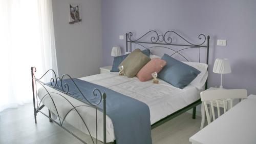 a bedroom with a bed with a metal frame and pillows at Il nido dei gufi in San Maurizio Canavese