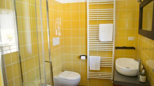 a bathroom with a shower and a toilet and a sink at Il nido dei gufi in San Maurizio Canavese
