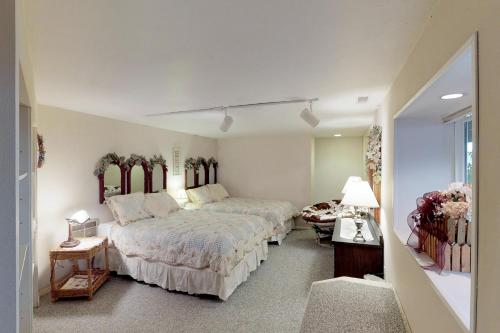 เตียงในห้องที่ Quail Haven Retreat