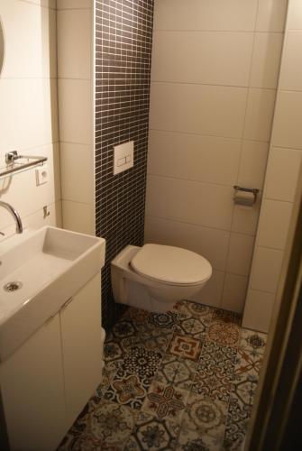 Bilik mandi di De Zevenster "gevestigd aan de winkelstraat"