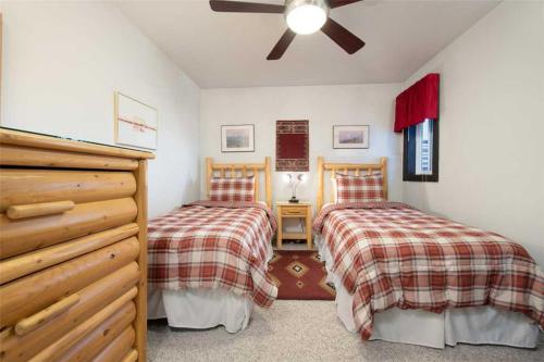 เตียงในห้องที่ JHRL - Tensleep A2 - First floor condominium located in Teton Village