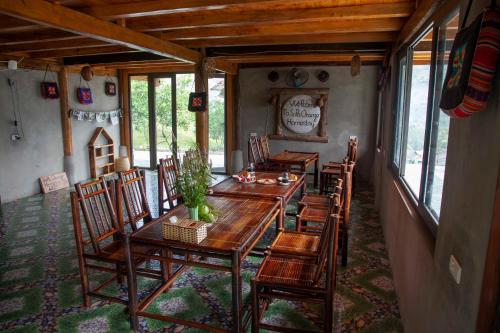 Sapa Orange Homestay في سابا: غرفة طعام مع طاولات وكراسي خشبية