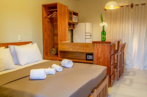 a bedroom with a bed with towels on it at Villa das Palmeiras Jeri in Jericoacoara