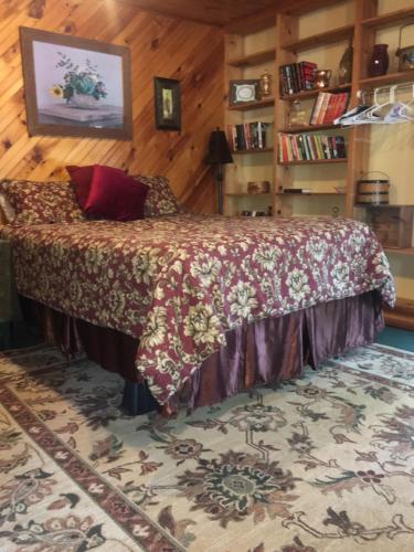 a bedroom with a bed in a room at Glass Magnolia Bed & Breakfast in Interlaken