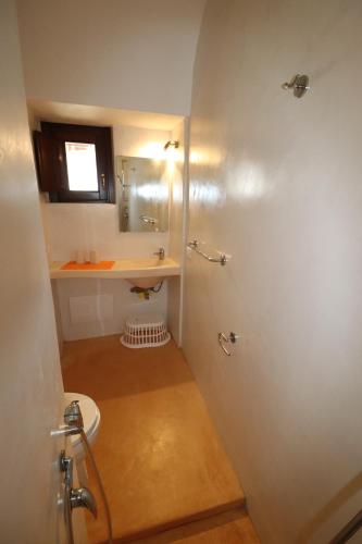 a bathroom with a toilet and a sink at Bent el Rhia dammusi in Pantelleria
