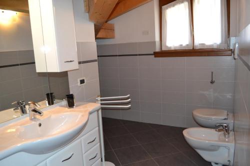 Koupelna v ubytování Casa Adamello Giustino