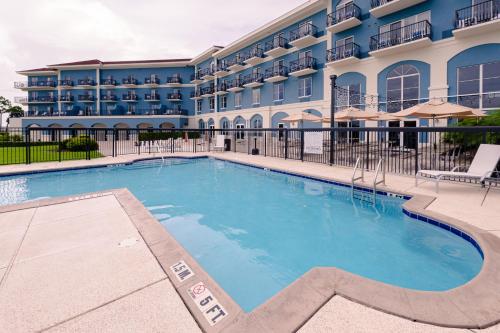 una piscina frente a un hotel en SEVEN Sebring Raceway Hotel, en Sebring