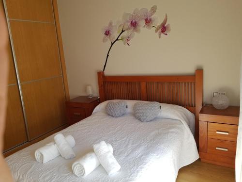 a bedroom with a bed with towels on it at Apartamento turístico Amantes in Teruel