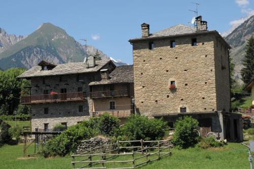 an old stone building with mountains in the background at La Maison Everest 73 - bilocale a La Ruine, Morgex in Morgex