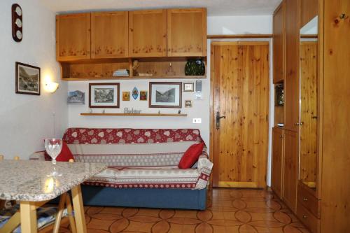 a living room with a couch and a table at La Maison Everest 73 - bilocale a La Ruine, Morgex in Morgex