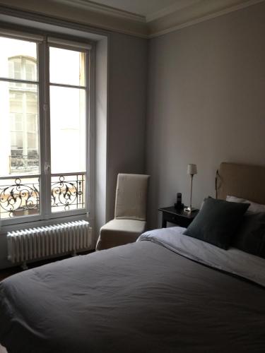 เตียงในห้องที่ Appartement Cherche-Midi